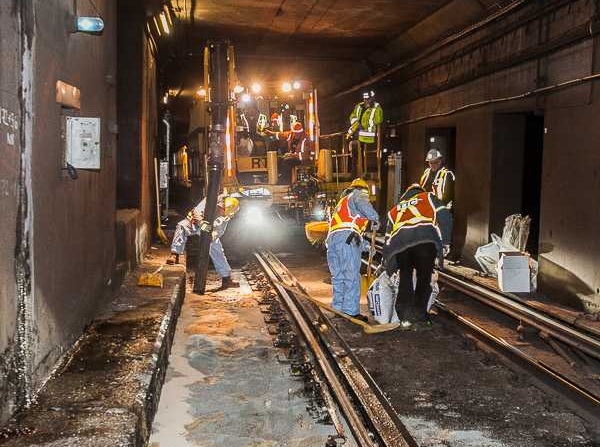 Services resumes on Toronto s main subway line after leak closed